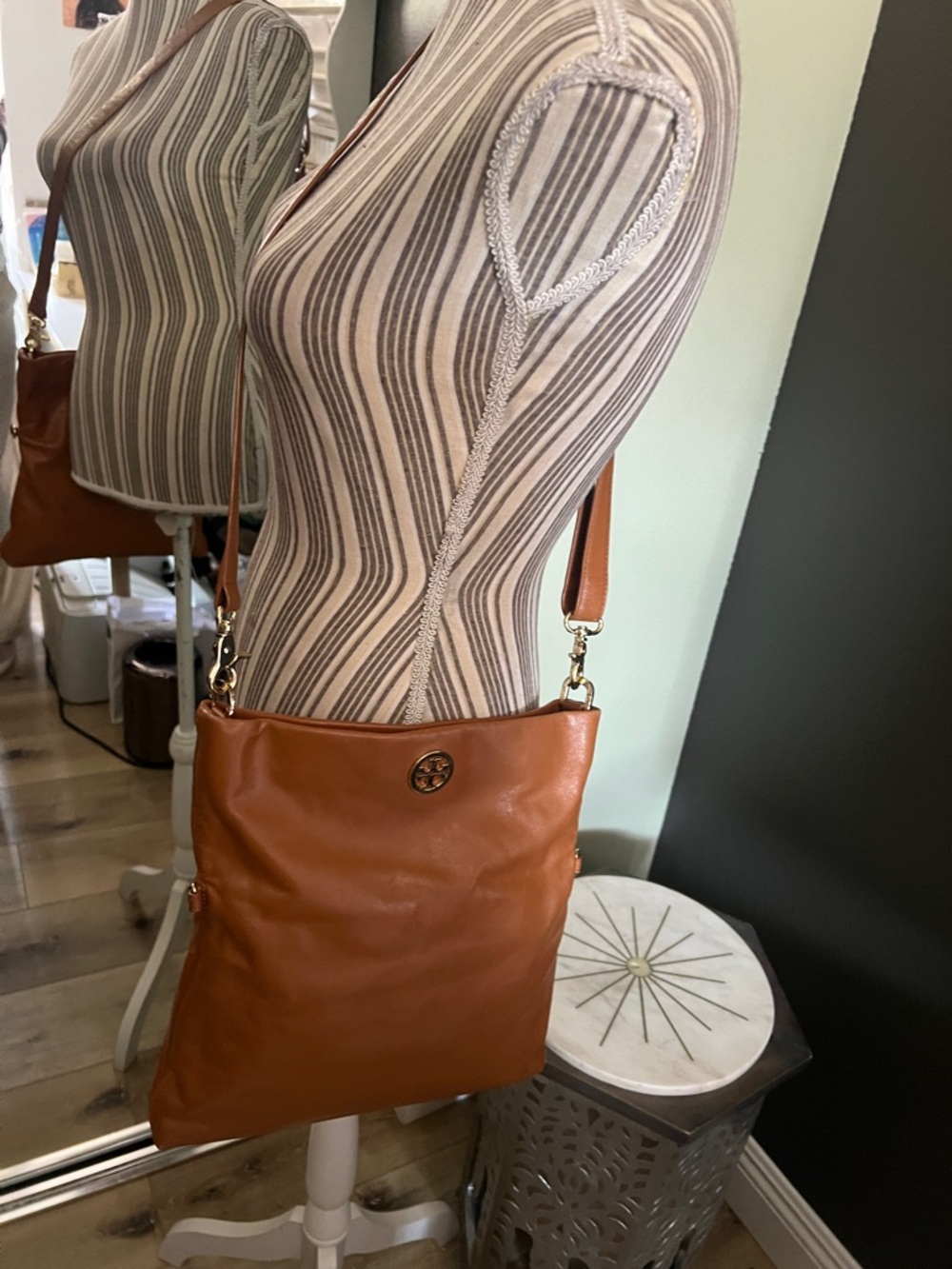 🛑 1 hour sale. Tory Burch Tan Leather Crossbody Bag, wear multiple ways - Picture 3 of 14